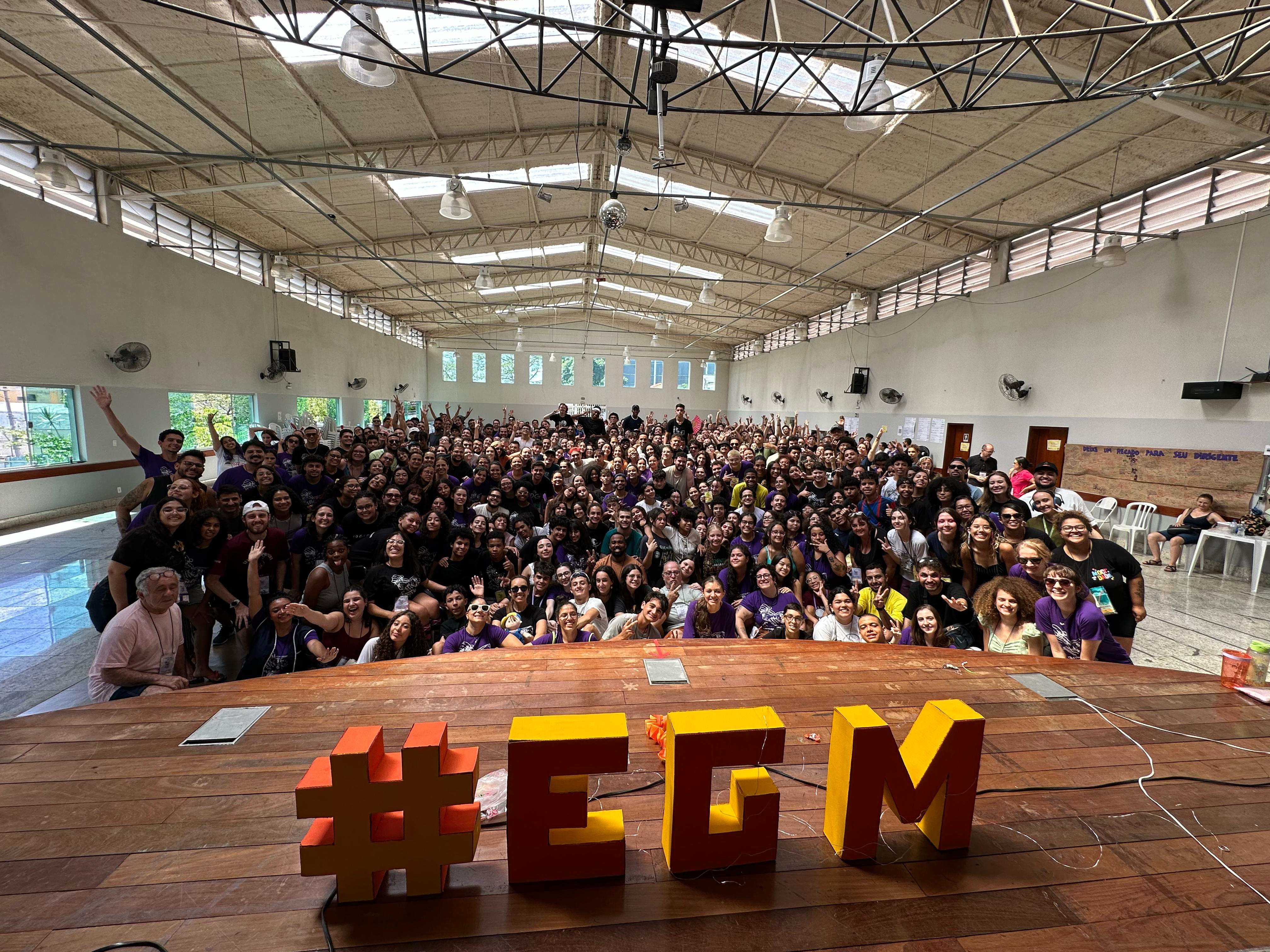 Jovens reunidos em momento de acolhida e alegria no EGM 2025