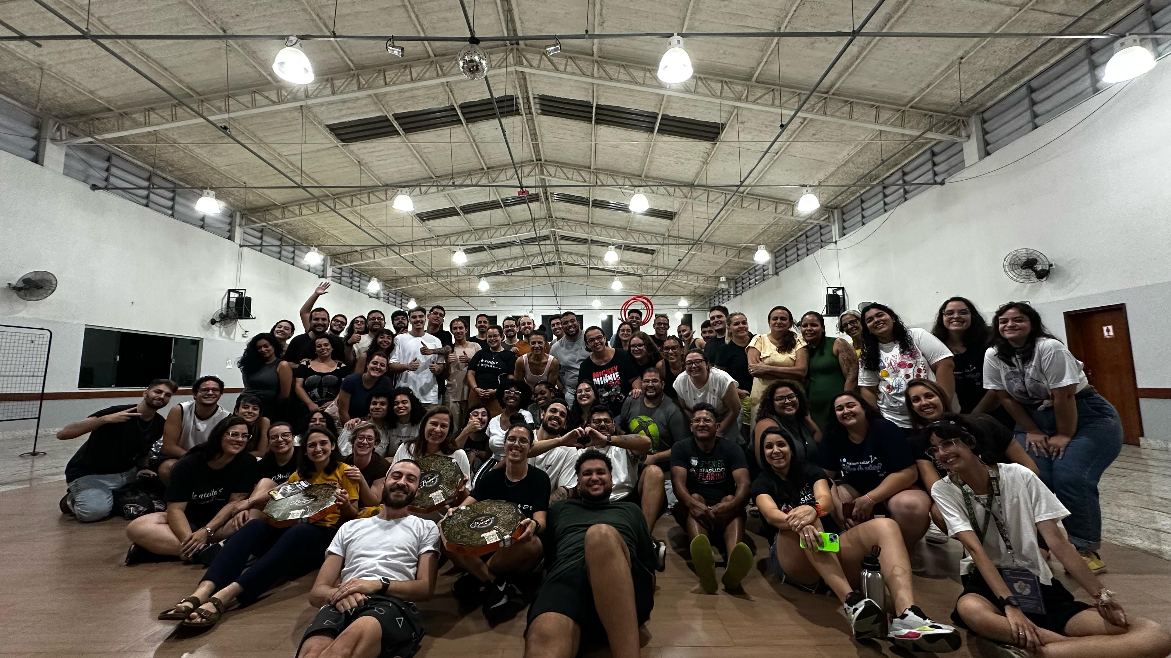 Jovens reunidos em momento de acolhida e alegria no EGM 2025